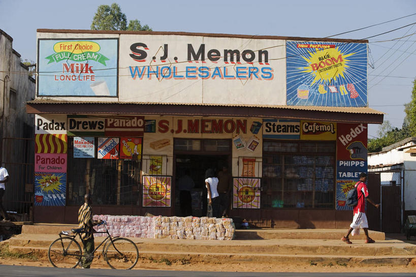 四个人,商店,横图,室外,白天,购物,街道,非洲,马拉维,标志,广告,衣服,摄影,东非,彩图