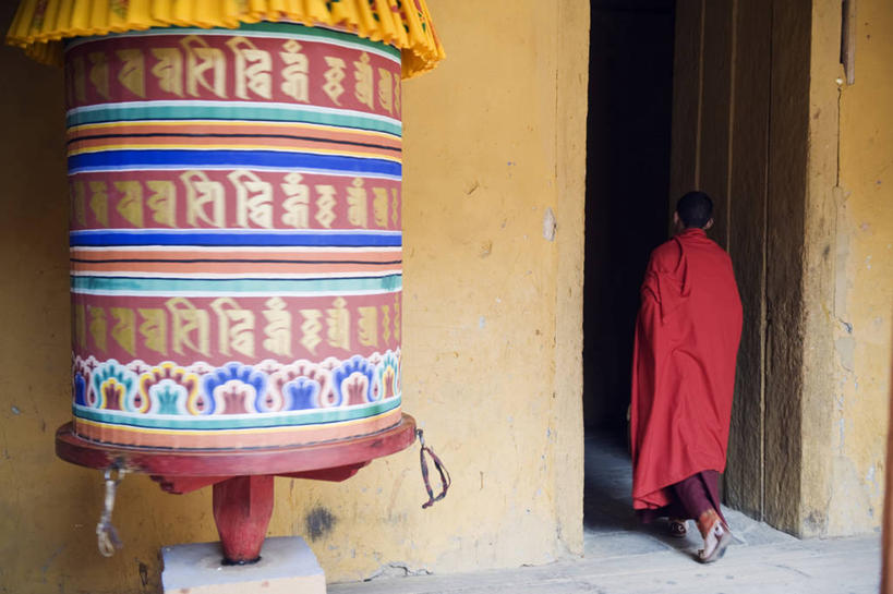 横图,室外,白天,旅游,不丹,亚洲,长袍,红色,摄影,宗教,佛教,转经筒,僧侣,彩图,旅行,传统文化