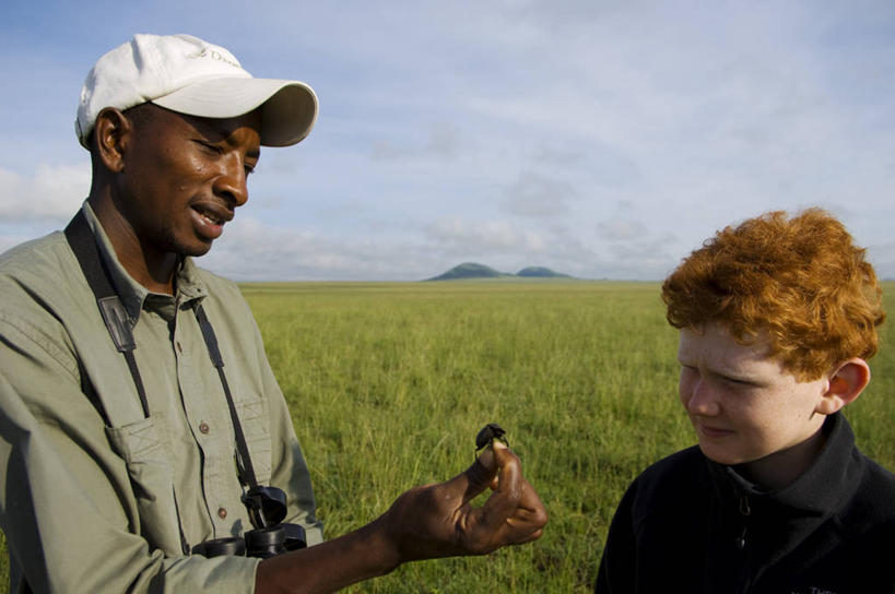 儿童,导游,横图,旅游,度假,非洲,肯尼亚,行人,游客,游人,昆虫,天牛,娱乐,路人,旅客,享受,休闲,放松,摄影,生态,带领,圣甲虫,过客,冒险,男孩,步行,彩图,旅行
