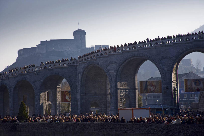 成年人,人群,牧师,教堂,横图,法国,欧洲,节日,桥,文化,社区,祈祷,健康,许愿,摄影,宗教,信仰,纪念,祈求,基督教,天主教,集会,典礼,法国文化,灵性,卢尔德,平安,男人,神父,彩图,旅行