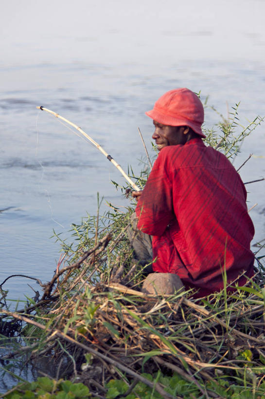 成年人,渔夫,竖图,非洲,坦桑尼亚,河岸,红色,摄影,东非,男人,非洲人,彩图,钓鱼