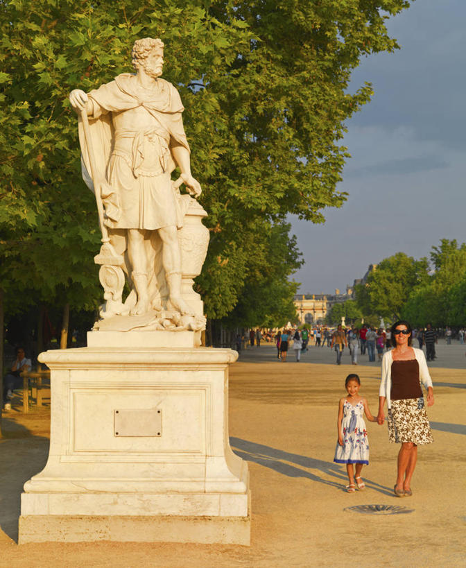 儿童,两个人,家庭,母亲,女儿,竖图,室外,白天,正面,旅游,日光,法国,巴黎,行人,游客,游人,标志,雕像,符号,首都,标识,路人,旅客,温暖,温馨,一家人,摄影,园林,和睦,法国文化,杜乐丽花园,性别符号,过客,女孩,女性,步行,手牵手,彩图,男性符号,融洽