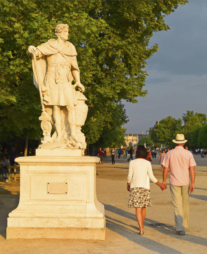 成年人,老年人,两个人,竖图,室外,白天,旅游,日光,法国,巴黎,行人,游客,游人,标志,雕像,符号,首都,浪漫,标识,路人,旅客,背面,摄影,园林,法国文化,杜乐丽花园,性别符号,过客,老年男性,老年女性,步行,手牵手,彩图,爱,男性符号