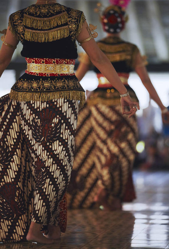 成年人,两个人,宫殿,竖图,室外,白天,印度尼西亚,表演,表演者,扮演,摄影,演出,优美,演出服,爪哇,日惹,加麦兰,彩图,旅行,舞蹈