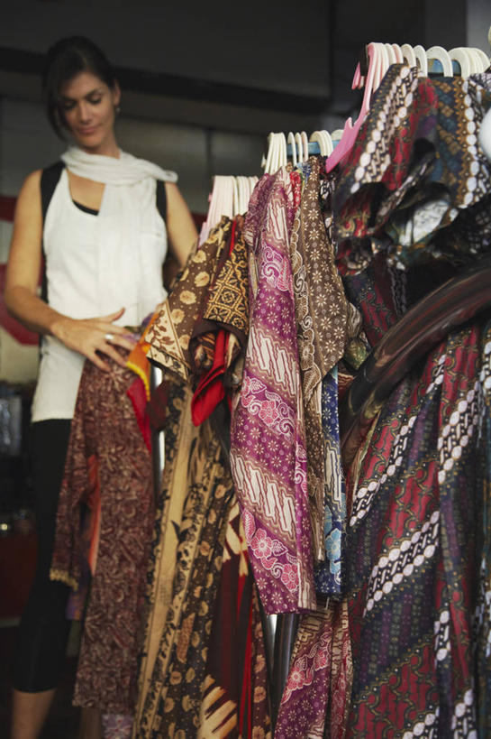 成年人,头发,一个人,站,竖图,室外,白天,民族服装,购物,纺织品,印度尼西亚,仅一个年轻女性,仅一个女性,仅一个人,行人,游客,游人,丰富,印花,市场,休闲装,路人,旅客,黑色,围巾,放松,摄影,多样,蜡染,工艺,享乐,上色,选择,式样,爪哇,过客,日惹,染色,年轻女性,女人,女性,年轻人,彩图,传统服装,民俗服,旅行,染整,印染