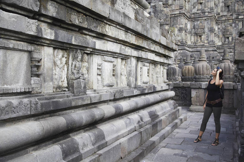 成年人,头发,一个人,站,横图,室外,白天,旅游,建筑,印度尼西亚,印尼,亚洲,仅一个年轻女性,仅一个女性,仅一个人,休闲装,历史,黑色,表,放松,摄影,东南亚,印度教,印度尼西亚共和国,爪哇,爪哇岛,巴兰班南,拔兰班南寺,普兰巴南寺庙群,日惹,年轻女性,女人,女性,年轻人,彩图,旅行