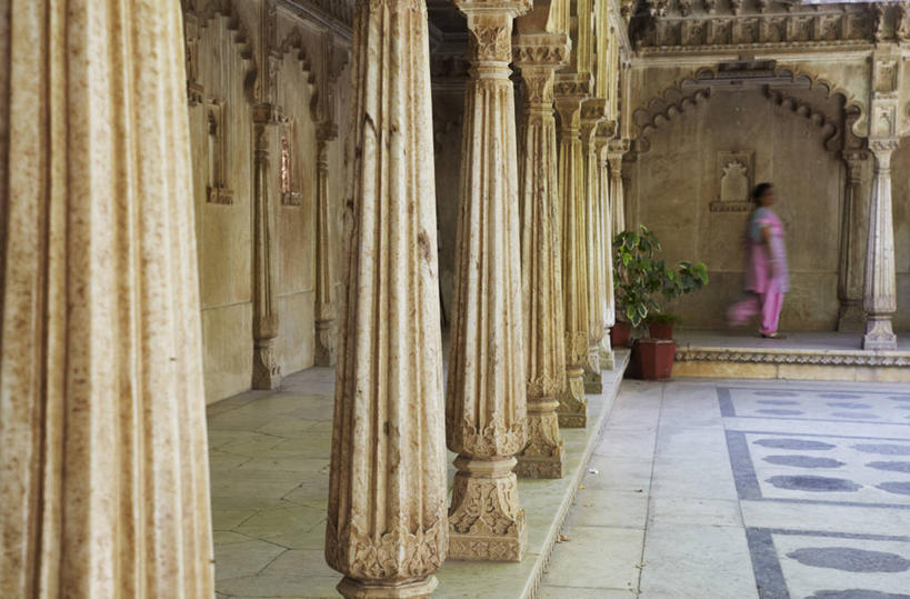 成年人,一个人,博物馆,横图,室内,白天,运动模糊,城市,建筑,印度,亚洲,仅一个女性,柱子,大理石,摄影,南亚,首府,拉贾斯坦邦,拉贾斯坦,印度共和国,红粉之城,斋普尔,乌代浦,印度次大陆,女人,步行,彩图,传统文化