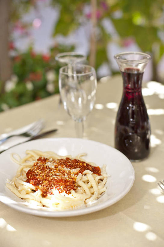 意大利面,葡萄酒,无人,竖图,室外,白天,西红柿,餐具,意大利,欧洲,食品,意大利食品,饮食,饮料,红色,盘子,夏天,摄影,葡萄酒杯,意大利文化,托斯卡纳区,维得斯卡,皮恩札,玻璃杯,彩图,餐馆,酒馆,西红柿汤