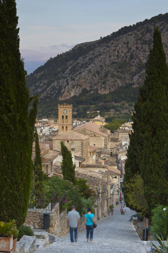 成年人,两个人,竖图,俯视,白天,山,西班牙,行人,游客,游人,城镇,塔,路人,旅客,背面,摄影,马略卡,过客,年轻男性,年轻女性,年轻人,步行,彩图,高角度拍摄,影棚拍摄,旅行,丝柏,巷