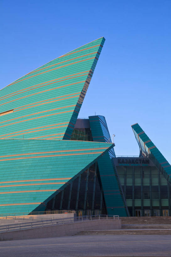 无人,音乐厅,竖图,室外,白天,建筑,哈萨克斯坦,屋顶,现代,绿色,摄影,万里无云,设计,彩图