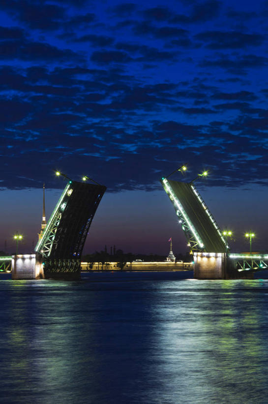 无人,竖图,室外,夜晚,河流,水,城市,俄罗斯,云,桥,天空,地标建筑,打开,摄影,吊桥,人行桥,悬索桥,照亮,开启,吊杆,涅瓦河,锚锭,悬索,彩图,俄罗斯文化