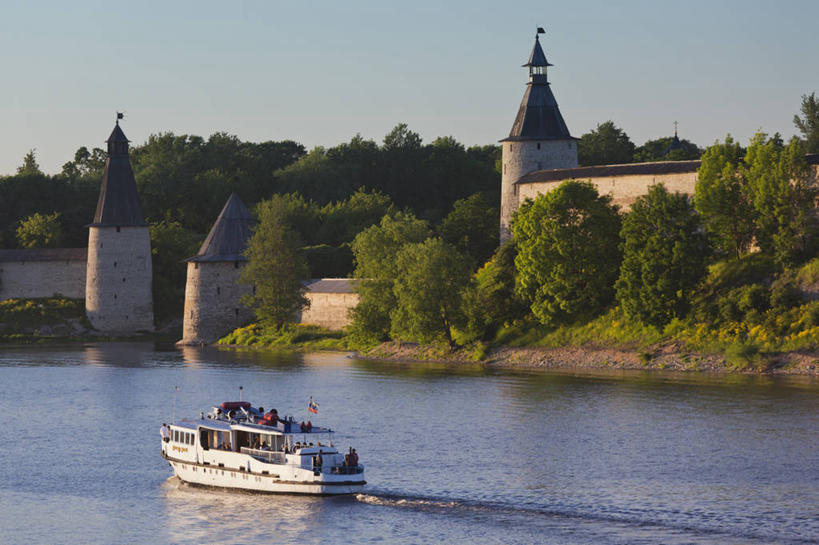 横图,室外,白天,河流,客轮,俄罗斯,河岸,古城,塔,城墙,树,天空,摄影,灌木,渡轮,彩图