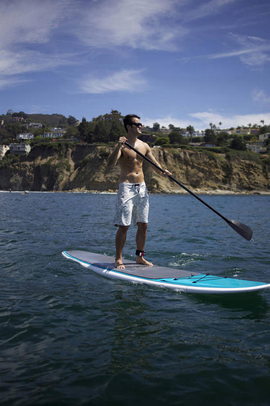 西方人,成年人,中年人,一个人,竖图,室外,白天,运动,海洋,水,欧洲,欧洲人,仅一个男性,仅一个人,仅一个中年男性,泳裤,冲浪板,运动器械,裸露,健身器械,平衡,摄影,裸,健身器材,技能,冲浪装备,约拉,男人,男性,中年男性,白种人,休闲活动,彩图,运动器材