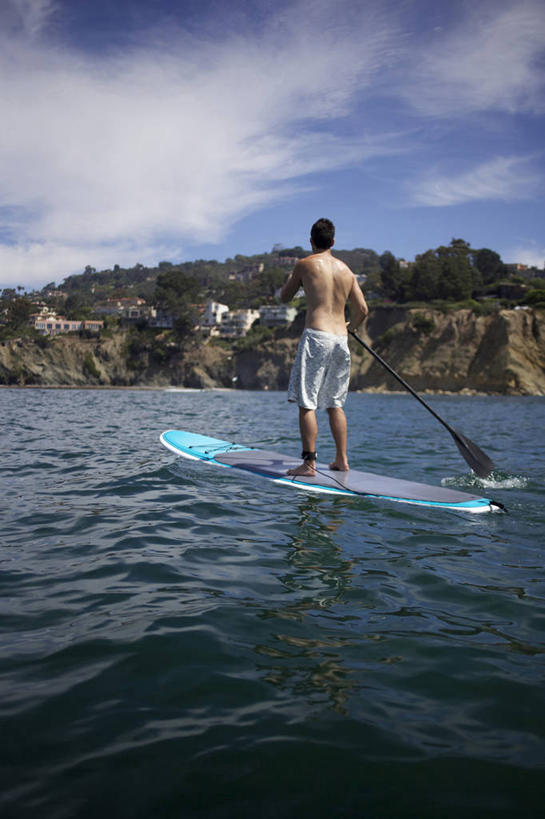 西方人,成年人,中年人,一个人,竖图,室外,白天,运动,海洋,水,欧洲,欧洲人,仅一个男性,仅一个人,仅一个中年男性,泳裤,冲浪板,运动器械,裸露,背面,健身器械,平衡,摄影,裸,健身器材,技能,冲浪装备,约拉,男人,男性,中年男性,白种人,休闲活动,彩图,运动器材