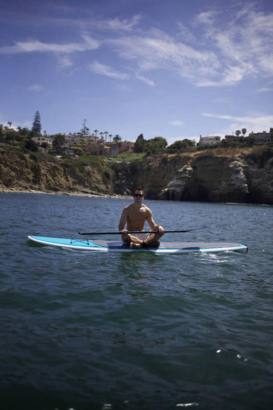 西方人,成年人,中年人,一个人,坐,竖图,室外,白天,留白,运动,海洋,水,欧洲,欧洲人,仅一个男性,仅一个人,仅一个中年男性,冲浪板,运动器械,健身器械,摄影,肖像,健身器材,冲浪装备,约拉,男人,男性,中年男性,白种人,休闲活动,盘着腿坐,彩图,运动器材