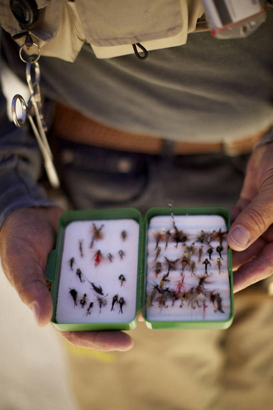 西方人,成年人,中年人,老年人,手,一个人,竖图,俯视,室外,白天,欧洲,美国,欧洲人,仅一个男性,仅一个人,仅一个中年男性,拿着,盒子,摄影,多样,鱼钩,鱼饵,选择,科罗拉多州,范尔,老年男性,男人,男性,中年男性,白种人,休闲活动,彩图,高角度拍摄,钓鱼,对焦