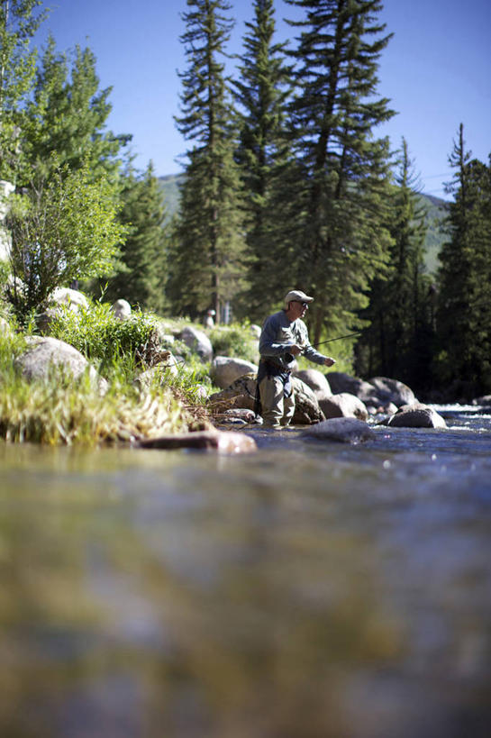 西方人,成年人,中年人,老年人,一个人,站,竖图,室外,白天,运动模糊,河流,森林,水,欧洲,美国,欧洲人,仅一个男性,仅一个人,仅一个中年男性,树,摄影,科罗拉多州,范尔,老年男性,男人,男性,中年男性,白种人,钓竿,岩石,休闲活动,彩图,钓鱼,对焦