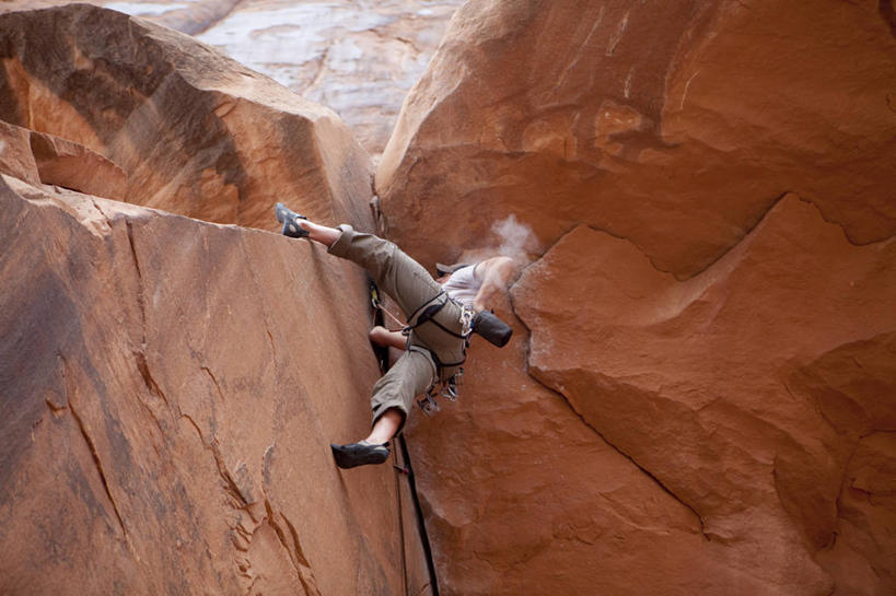 成年人,一个人,横图,室外,白天,留白,仰视,运动,攀岩,美国,仅一个男性,极限运动,背面,活力,力量,摄影,岩层,决心,挑战,犹他,技能,男人,岩石,彩图,低角度拍摄,摩押