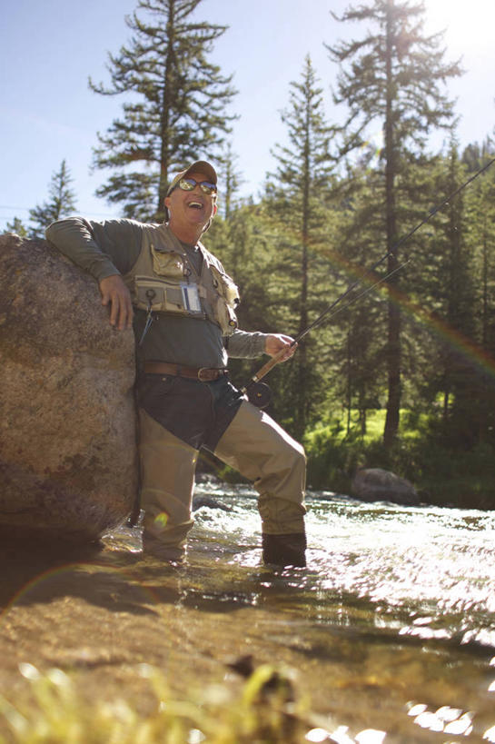 西方人,成年人,中年人,老年人,一个人,站,笑,微笑,竖图,室外,白天,幸福,河流,森林,水,欧洲,美国,欧洲人,仅一个男性,仅一个人,仅一个中年男性,树,太阳镜,摄影,科罗拉多州,范尔,老年男性,男人,男性,中年男性,白种人,钓竿,岩石,休闲活动,彩图,钓鱼