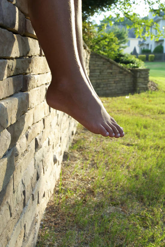 腿,一个人,竖图,室外,白天,美国,吊挂,悬挂,挂,砖墙,摄影,部分,四肢,彩图,对焦,独处