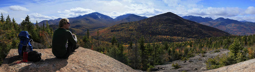 成年人,一个人,横图,全景,室外,白天,留白,山,山脉,美国,仅一个男性,仅一个人,地形,仅一个年轻男性,风景,摄影,抱膝,纽约州,阿迪朗达克州立公园,州立公园,男人,男性,年轻男性,年轻人,屈膝,彩图,旅行,对焦