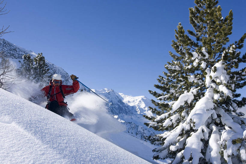 一个人,横图,室外,白天,留白,仰视,运动,山,雪,法国,欧洲,朦胧,模糊,极限运动,树,活力,摄影,活动,滑雪镜,霞慕尼,滑雪运动,休闲活动,彩图,低角度拍摄,对焦