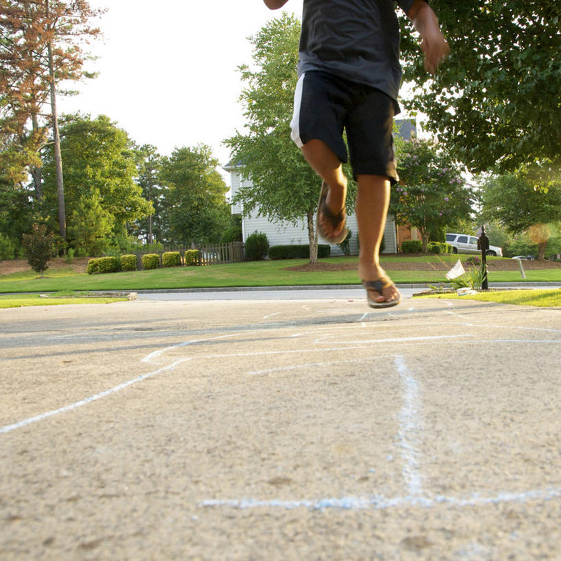儿童,一个人,跑,方图,室外,白天,留白,游戏,纯洁,美国,仅一个男性,仅一个人,玩,娱乐,小孩,仅一个小孩,休闲,可爱,童年,童趣,摄影,活动,跳房子,发泄,消遣,智力,童真,烂漫,无邪,宣泄,跳方格,跳方阵,天真,男孩,男人,男性,孩子,休闲活动,玩耍,嬉戏,彩图,男生,对焦