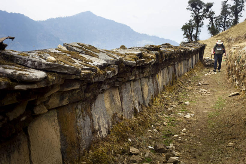 成年人,一个人,横图,室外,白天,旅游,度假,探险,尼泊尔,仅一个男性,冬天,小路,娱乐,石墙,享受,休闲,放松,寒冷,摄影,登山杖,冒险,男人,休闲活动,彩图