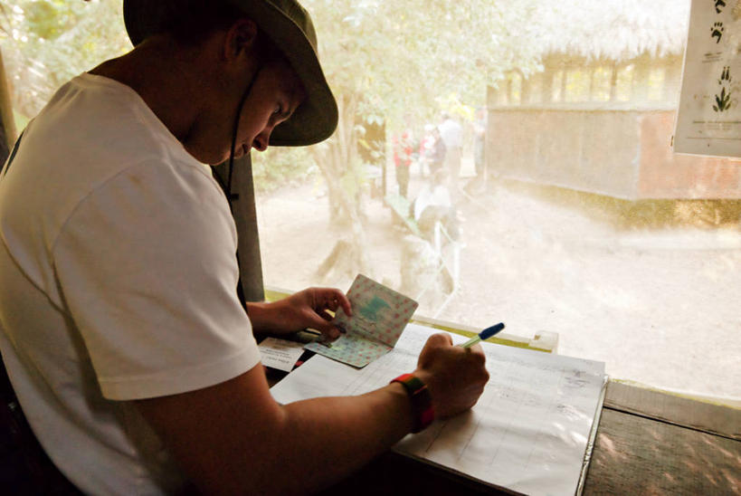 成年人,一个人,横图,室内,白天,签字,帽子,秘鲁,仅一个男性,仅一个人,行人,游客,游人,路人,旅客,仅一个年轻男性,遮阳帽,南美,摄影,手写,护照,文档,过客,男人,男性,年轻男性,年轻人,半身,彩图,旅行,亚马逊雨林,对焦