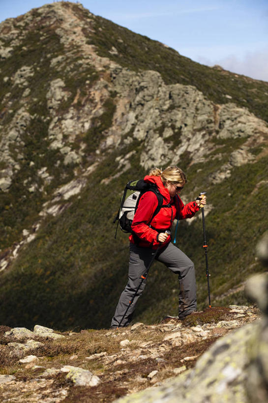成年人,一个人,竖图,室外,白天,侧面,锻炼,旅游,度假,探险,山,美国,仅一个年轻女性,仅一个女性,仅一个人,娱乐,享受,休闲,放松,活力,摄影,北美,北美洲,美洲,背包客,新罕布什尔州,登山杖,北亚美利加洲,亚美利加洲,新罕布什尔,新罕布夏州,花岗岩州,花冈岩之州,滑雪之州,新英格兰,白山山脉,纽英仑,冒险,年轻女性,女人,女性,年轻人,休闲活动,彩图,美利坚合众国,越野行走