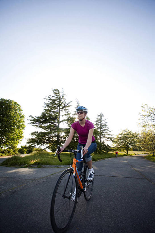 成年人,两个人,竖图,室外,白天,路,自行车,美国,朦胧,模糊,头饰,车,脚踏车,骑,太阳镜,交通工具,骑车,摄影,载具,自行车头盔,华盛顿州,西雅图,年轻女性,年轻人,休闲活动,彩图,对焦