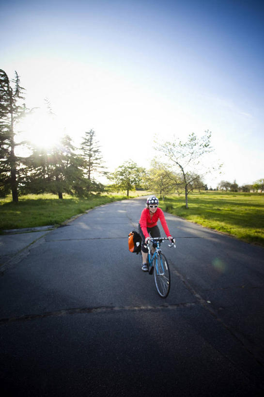 成年人,一个人,竖图,室外,白天,留白,镜头眩光,路,自行车,美国,仅一个年轻女性,仅一个女性,仅一个人,头饰,车,脚踏车,骑,太阳镜,交通工具,骑车,摄影,载具,自行车头盔,华盛顿州,西雅图,年轻女性,女人,女性,年轻人,休闲活动,彩图,对焦