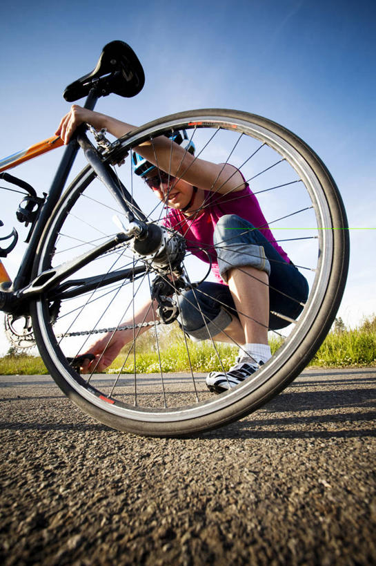 成年人,一个人,竖图,室外,白天,路,自行车,美国,仅一个年轻女性,仅一个女性,仅一个人,准备,头饰,车,脚踏车,骑,轮胎,交通工具,骑车,摄影,铁环,修理,锁链,链条,束缚,限制,载具,自行车头盔,华盛顿州,西雅图,约束,年轻女性,女人,女性,年轻人,休闲活动,彩图,对焦