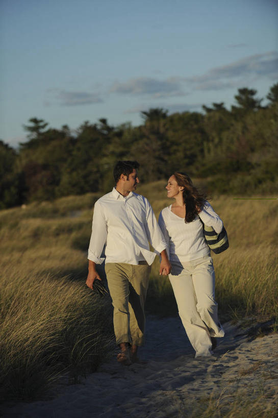 成年人,两个人,微笑,竖图,室外,白天,幸福,美国,浪漫,面对面,摄影,缅因州,男人,女人,海滩,步行,彩图,爱,对焦