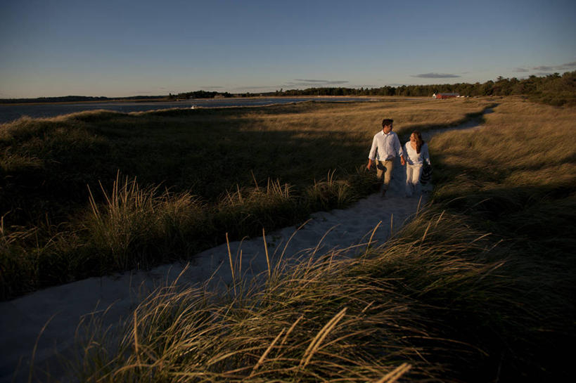 成年人,两个人,横图,室外,白天,留白,海洋,水,美国,草丛,浪漫,草,摄影,缅因州,男人,女人,海滩,步行,手牵手,彩图,爱,对焦