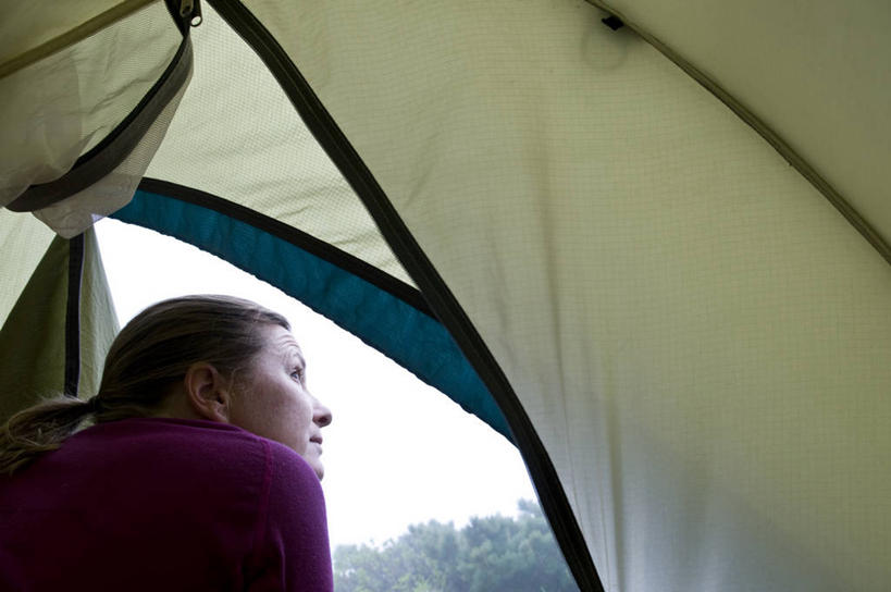 西方人,成年人,中年人,脸,头,脸颊,一个人,横图,室外,白天,留白,仰视,度假,北海道,欧洲,日本,欧洲人,仅一个女性,仅一个人,日本文化,帐篷,天气,肩膀,地标建筑,仅一个中年女性,思考,摄影,国家公园,忧虑,露营,遮蔽,知床半岛,知床国家公园,担心,冒险,女人,女性,中年女性,白种人,头部,脸部,脸蛋,面部,休闲活动,彩图,低角度拍摄,联合国教科文组织,对焦