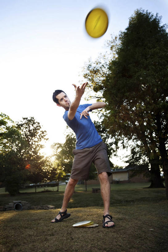 成年人,一个人,竖图,室外,白天,运动模糊,锻炼,美国,仅一个男性,仅一个人,仅一个年轻男性,飞盘,活力,摄影,生活方式,阿拉巴马州,男人,男性,年轻男性,年轻人,休闲活动,彩图,对焦