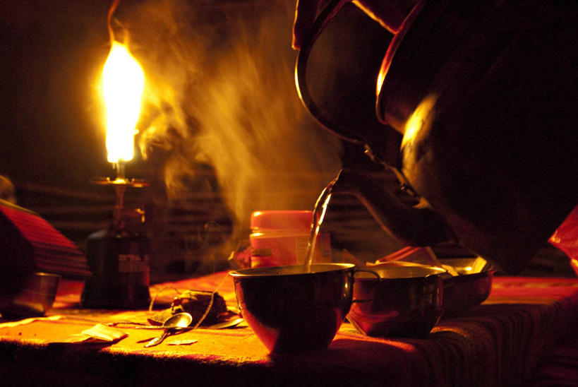 手,一个人,横图,室外,夜晚,度假,水,秘鲁,朦胧,模糊,蒸汽,灯笼,壶,热,饮食,饮料,摄影,露营,印加遗迹,冒险,茶杯,休闲活动,彩图,对焦