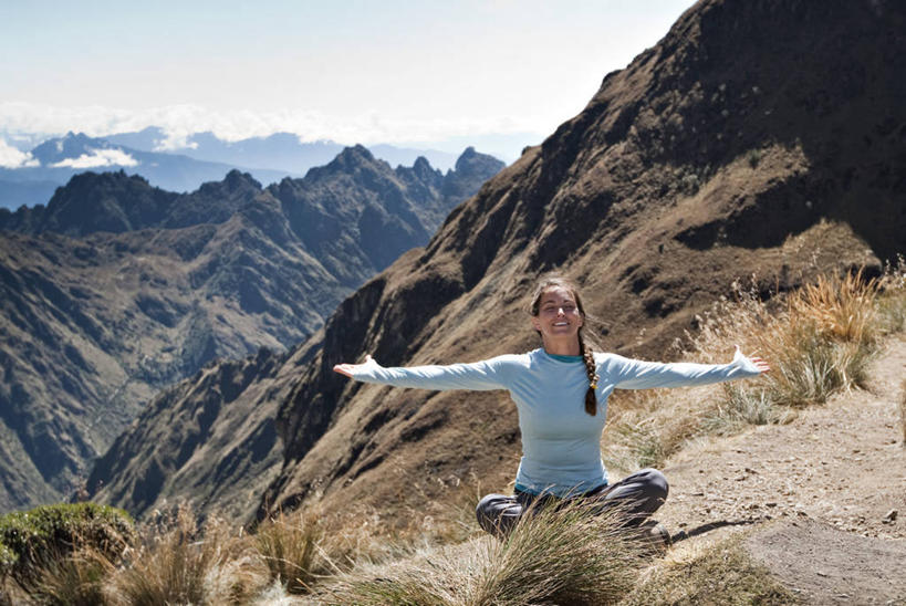 成年人,一个人,坐,横图,室外,白天,留白,旅游,度假,探险,山,山脉,秘鲁,仅一个年轻女性,仅一个女性,仅一个人,娱乐,享受,休息,休闲,健康,放松,摄影,冥想,印加遗迹,山口,安地斯山脉,冒险,年轻女性,女人,女性,年轻人,休闲活动,盘着腿坐,彩图,对焦,禅宗
