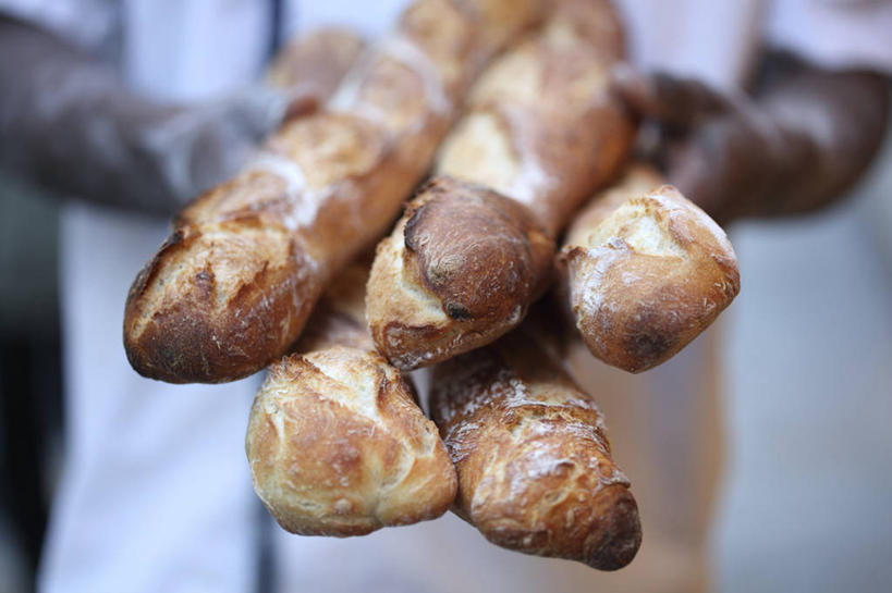 面包,成年人,手,一个人,横图,室内,白天,烘焙,法国,巴黎,欧洲,仅一个男性,首都,拿着,饮食,摄影,部分,清新,法式食品,法国文化,法式长棍面包,男人,彩图,对焦