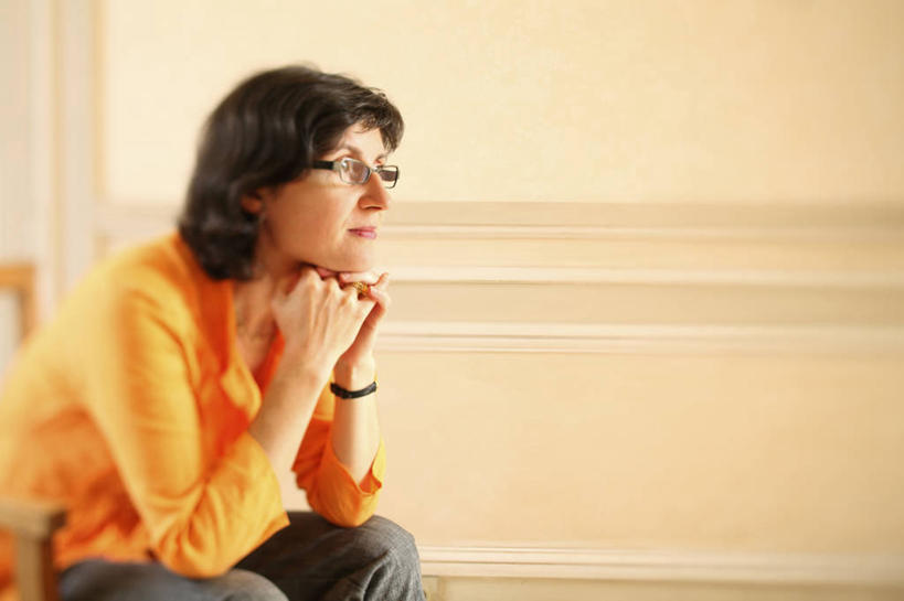 成年人,中年人,老年人,一个人,坐,横图,室内,白天,留白,仅一个女性,仅一个人,撑,眼镜,托腮,托,仅一个中年女性,思考,摄影,托下巴,老年女性,女人,女性,中年女性,彩图,对焦