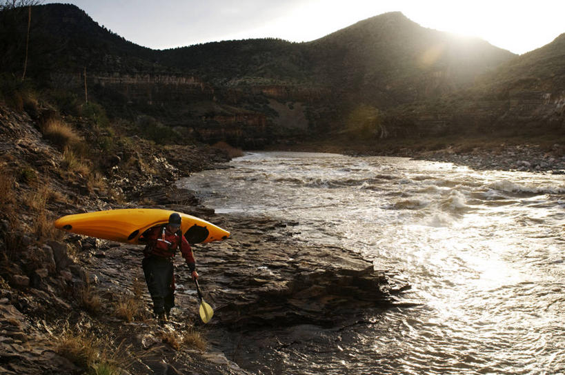 成年人,一个人,横图,室外,白天,留白,镜头眩光,运动,河流,水,美国,仅一个男性,背着,摄影,亚利桑那,冒险,男人,休闲活动,彩图,对焦,皮船