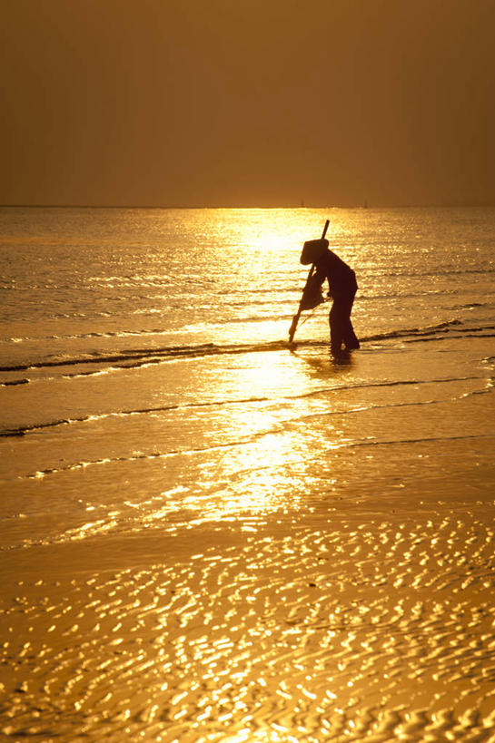 一个人,竖图,室外,留白,海洋,日落,水,越南,朦胧,模糊,水平线,黄昏,看,摄影,剪影,逆光,卡巴岛,海滩,彩图,传统服装,传统文化,对焦