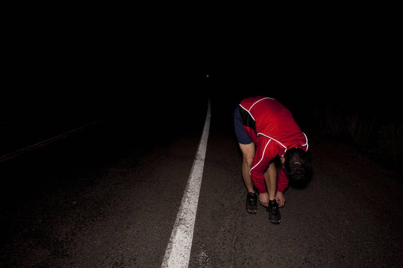 成年人,一个人,横图,室外,夜晚,留白,运动服,路,美国,仅一个男性,准备,分界线,俯身,摄影,犹他,盐湖城,男人,彩图,对焦