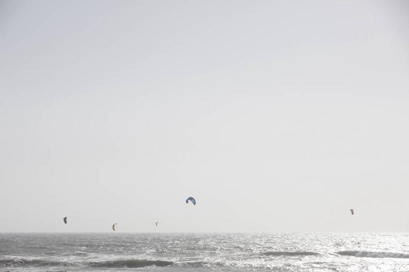 无人,横图,黑白,室外,白天,留白,兴奋,运动,海洋,水,风,美国,弯曲,水平线,极限运动,天空,风筝,平衡,摄影,加利福尼亚,冲浪风筝,冒险,休闲活动,彩图,对焦