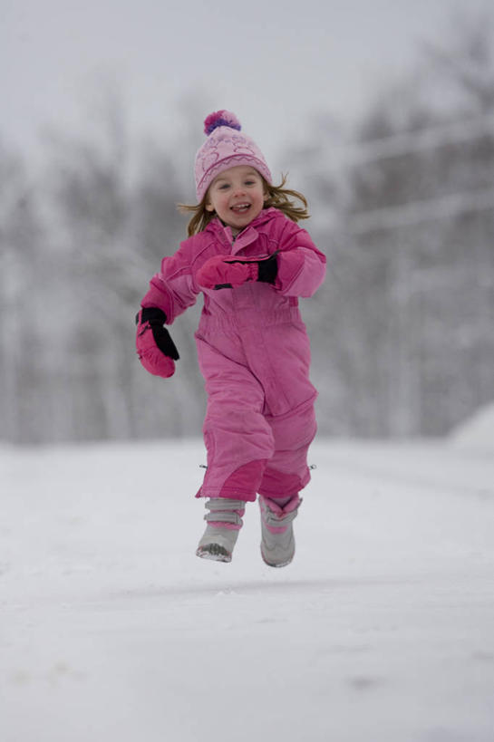 儿童,一个人,跑,竖图,室外,白天,纯洁,雪,帽子,美国,仅一个女性,仅一个人,冬天,小孩,仅一个小孩,寒冷,活力,可爱,童年,童趣,摄影,童真,烂漫,无邪,缅因州,编织帽,圣地,天真,女孩,女人,女性,孩子,休闲活动,彩图,女生,对焦