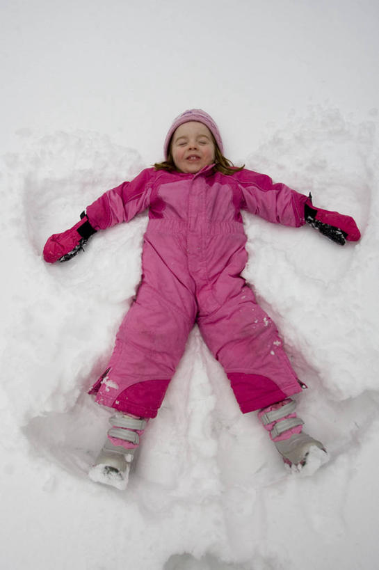 儿童,一个人,竖图,俯视,室外,白天,纯洁,雪,帽子,美国,仅一个女性,仅一个人,冬天,小孩,仅一个小孩,寒冷,活力,可爱,童年,童趣,摄影,童真,烂漫,无邪,缅因州,编织帽,圣地,天真,女孩,女人,女性,孩子,休闲活动,仰卧,彩图,高角度拍摄,女生,对焦