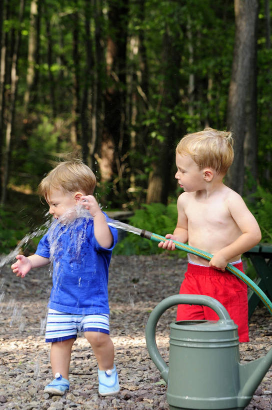 婴儿,儿童,一个人,两个人,竖图,室外,白天,纯洁,水,美国,仅一个人,喷,喷壶,裸露,小孩,夏天,可爱,摄影,活泼,宝宝,裸,纯真,烂漫,无邪,宾夕法尼亚,恶作剧,伶俐,天真,孩子,休闲活动,彩图,对焦