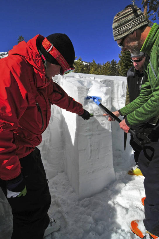 成年人,三个人,竖图,室外,白天,雪,美国,冰,手势,摄影,加利福尼亚,男人,彩图,打手势,对焦