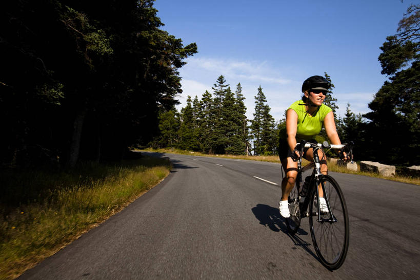 成年人,一个人,横图,室外,白天,留白,路,自行车,美国,仅一个年轻女性,仅一个女性,仅一个人,头饰,车,脚踏车,骑,交通工具,骑车,摄影,国家公园,载具,自行车头盔,缅因州,年轻女性,女人,女性,年轻人,休闲活动,彩图,旅行,对焦